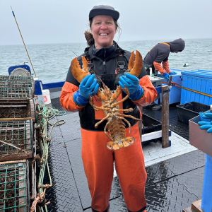 Exercer le métier de pêcheur professionnel, c’est vivre au rythme de la mer, dans des conditions exigeantes, où tout se joue en quelques semaines d’une intensité extrême. Aux Îles-de-la-Madeleine, cette réalité prend tout son sens dans le parcours de Marika Cyr, qui a choisi de revenir à la pêche au homard pour reprendre l’entreprise familiale et vivre pleinement un métier qui la passionne depuis l’enfance.